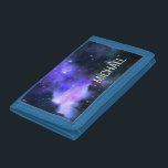 Aquarellgalaxie Personalisierter Name Raum Tri-fold Geldbeutel<br><div class="desc">Dieses Design kann in dem Bereich personalisiert werden, der durch das Ändern des Fotos und/oder Textes zur Verfügung gestellt wird. Sie können auch angepasst werden, indem Sie auf Vorlage personalisieren klicken und dann auf die Schaltfläche klicken, um weitere Optionen anzupassen, um die Hintergrundfarbe zu löschen oder zu ändern, Text hinzuzufügen,...</div>