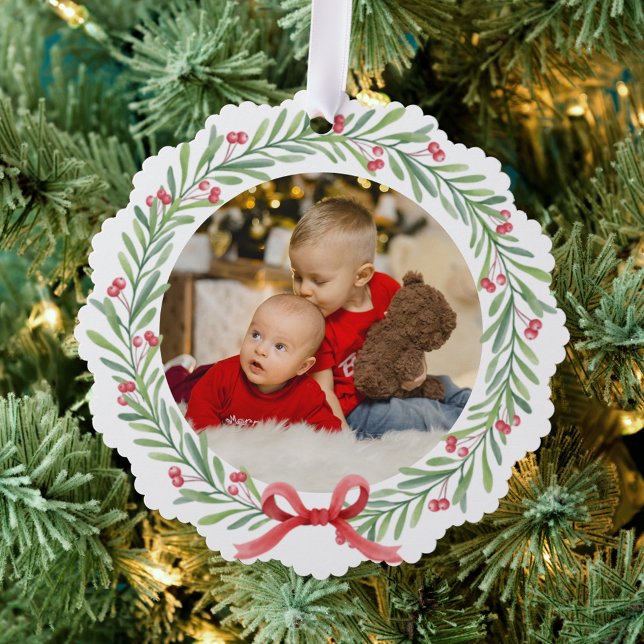 Aquarellkarpfen, Heilige Beeren und grüne Blätter Ornament Karte (Von Creator hochgeladen)