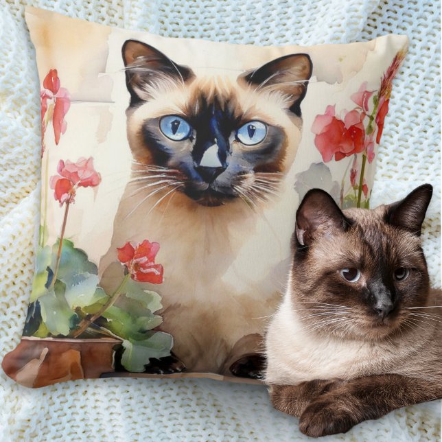 Aquarellkatze aus Siam mit Blume aus Rotem Geraniu Kissen (A pillow cushion with illustration of a Siamese cat with red geraniums in a watercolor style)