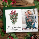 Aquarellkiefern Kalligrafie Tinte Weihnachtsgebäck Feiertagskarte<br><div class="desc">Moderne Elegante Kalligraphie Tinte Aquarellfarben Winter Greenerie mit Burgundy Red Ribbon Bow Weihnachtsschmuck,  Pine Cones und Holly Berries Foto Frohe Weihnachtskarte - Grün</div>