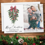 Aquarellkiefern Kalligraphie Foto Weihnachten<br><div class="desc">Moderne Elegante Kalligraphie Tinte Aquarellfarben Wintergrün mit Burgundy Red Ribbon Bow Weihnachtsschmuck,  Pine Cones und Holly Berries Foto Frohe Weihnachtskarte</div>