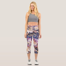 Aquarellmalerei einer lila Azeenblüte Capri Leggings