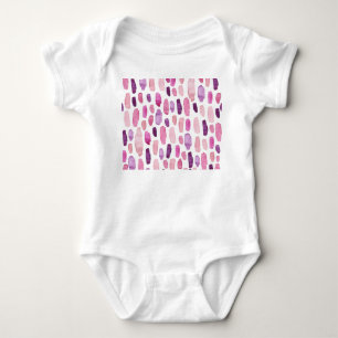 Aquarellstriche: Rosa, Lila Muster. Baby Strampler