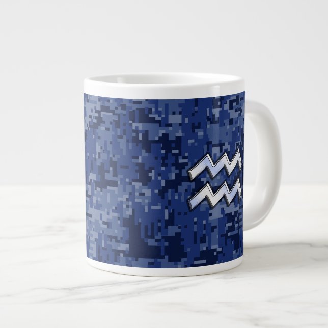 Aquarius Zodiac-Symbol auf der Marine Digital Camo Jumbo-Tasse (Vorderseite Rechts)