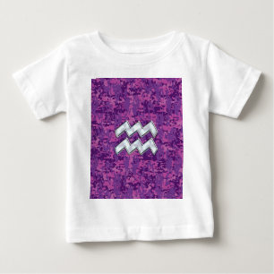 Aquarius Zodiac-Symbol auf der rosa digitalen Camo Baby T-shirt