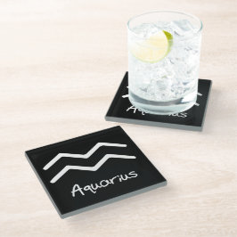 Aquarius Zodiac-Zeichen auf schwarzem Hintergrund Glasuntersetzer