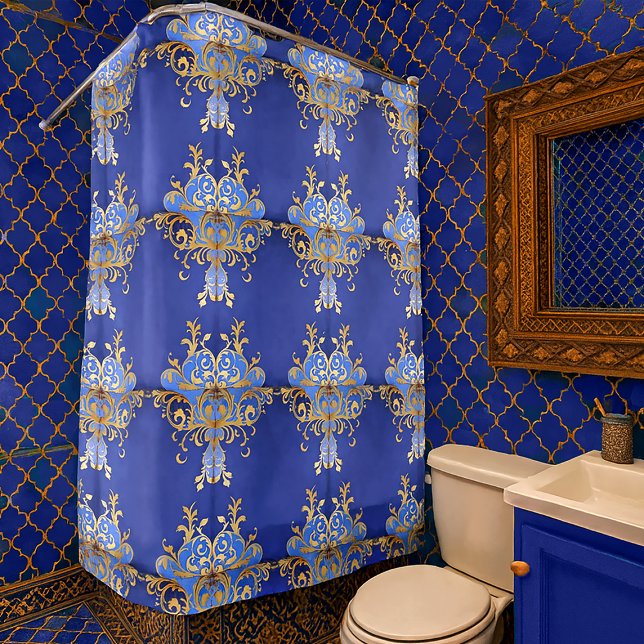 Arabesque Royal Blue Gold Muster Duschvorhang (Arabesque ornamental gold filigree and royal blue shower curtain in situ, modern Moroccan bathroom)
