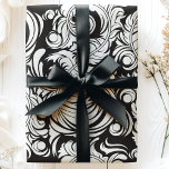 Arabesque Vintag Feathers Schwarz-Weiß Muster Geschenkpapier<br><div class="desc">Dieses Arabesque Vintag Feathers Black and White Pattern Wrapping Paper zeichnet sich durch ein kompaktes Design wirbelnder Federn in einem klassischen Schwarz-Weiß-Farbschema aus. Dieses Papier eignet sich ideal für alle, die Vintage Eleganz schätzen. Es eignet sich hervorragend für formale Veranstaltungen, raffinierte Geschenke oder um jedem Geschenk eine Touch zeitlosen Charmes...</div>