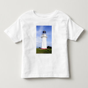 Araroa, Neuseeland. Ein Leuchtturm gibt Kleinkind T-shirt