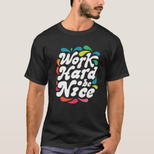 Arbeit hart sei nett gegen die Belästigung von Fra T-Shirt