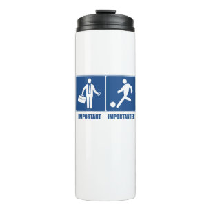 Arbeit ist wichtig, Fußball ist wichtig Thermosbecher