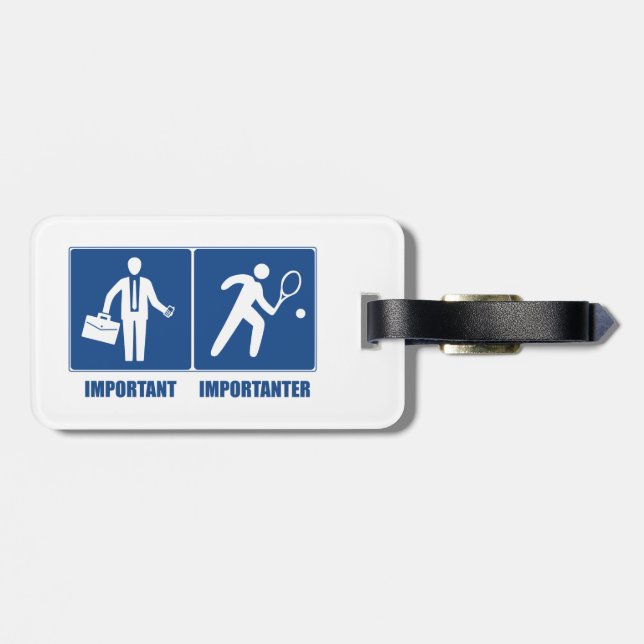 Arbeit ist wichtig, Tennis ist wichtiger Gepäckanhänger (Rückseite horizontal)