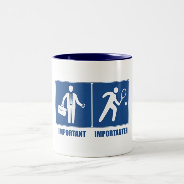 Arbeit ist wichtig, Tennis ist wichtiger Zweifarbige Tasse (Mittel)