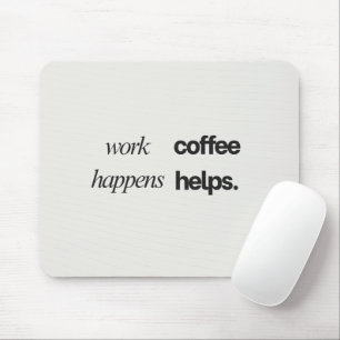 'Arbeit passiert. Kaffee hilft.' Lustiges Geschenk Mousepad