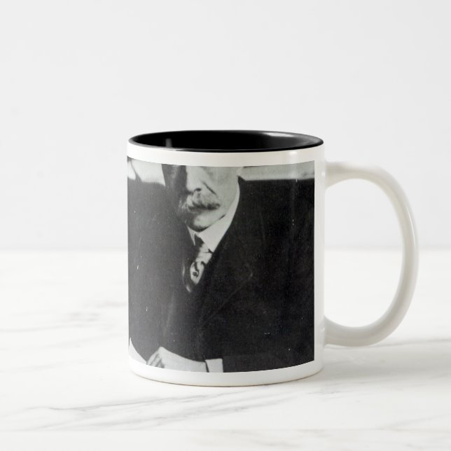 Arbeit Sirs Edward Elgar über eine Zweifarbige Tasse (Rechts)