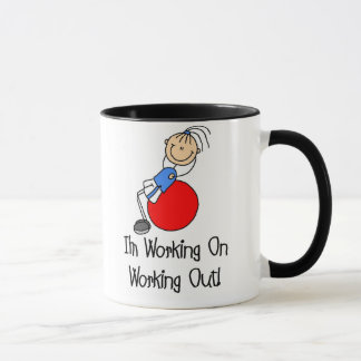 Arbeit über das Ausarbeiten der Tasse