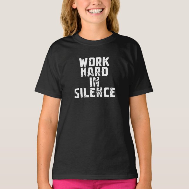 Arbeite hart in Stille T-Shirt (Vorderseite)