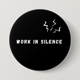 Arbeite in Stille Minimalistisches Motivationszita Button