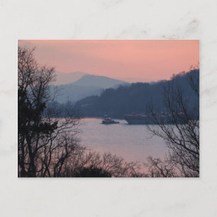 Arbeiten am Fluss bei Sonnenuntergang Postkarte