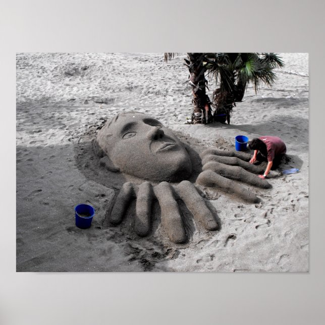 Arbeiten an einer Sandskulptur in Marbella Poster (Vorne)
