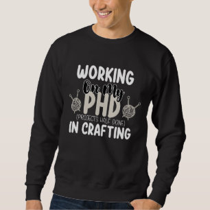 Arbeiten an meinen Phd-Projekten zur Hälfte in der Sweatshirt