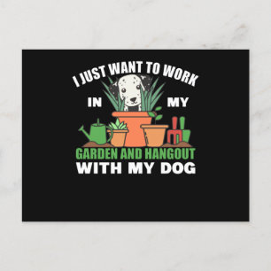 Arbeiten im Garten und Ausgehen mit dem Hund Postkarte