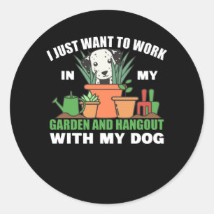 Arbeiten im Garten und Ausgehen mit dem Hund Runder Aufkleber
