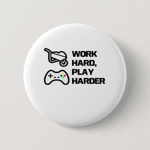 Arbeiten Sie hart, spielen Sie so hart Statement D Button