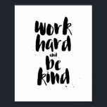 Arbeiten Sie hart und seien Sie ein Motivierend Ko Poster<br><div class="desc">Arbeite hart und sei nett - und großartige Dinge werden dir gehören. Angesagte Typografie großartiger Wörter zum Leben. Stickereien in einem zeitgenössischen Look. Klassisches Schwarz auf Weiß.</div>