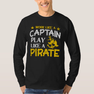 Arbeiten Sie wie ein Kapitän spielen wie eine Pira T-Shirt