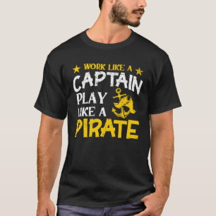 Arbeiten Sie wie ein Kapitän spielen wie eine Pira T-Shirt