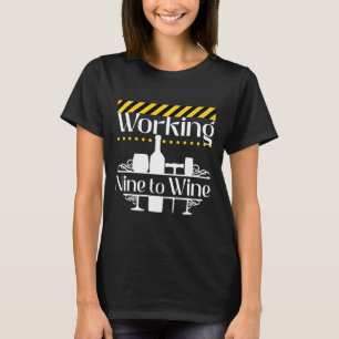 Arbeiten von neun zu Wein T-Shirt