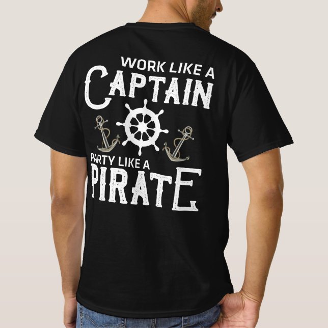 Arbeiten wie ein Captain-Party wie ein Pirat T-Shirt (Rückseite)