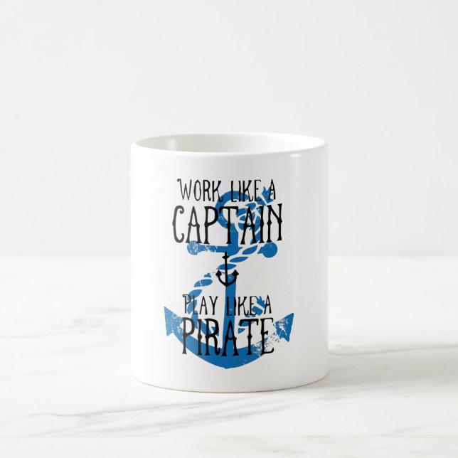 Arbeiten wie ein Captain Play wie ein Pirat Kaffeetasse (Mittel)