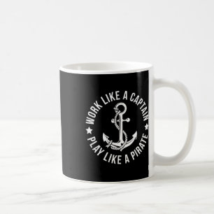 Arbeiten wie ein Captain spielen wie ein Piratenan Kaffeetasse