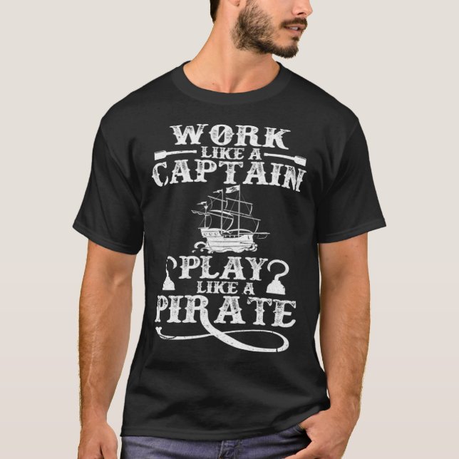 Arbeiten wie ein Captain spielen wie ein Piratensc T-Shirt (Vorderseite)