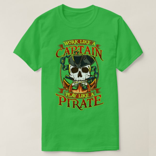 Arbeitet wie ein Captain, der wie ein Pirat spielt T-Shirt (Design vorne)