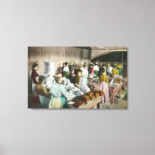 Arbeitnehmer, die Goodies verpackenFresno, CA Leinwanddruck