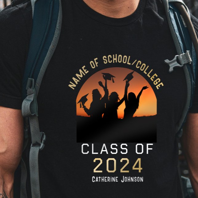 Arch Foto Abschluss Class of 2024 Individuelle Nam T-Shirt (Arch Photo Graduation Class of 2024 Custom Name T-Shirt. Let everyone know the news of your grad.)