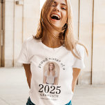Arch Foto Proud Sister of 2023 Graduate T-Shirt<br><div class="desc">Arch Foto Proud Sister von 2023 Graduate. Speziell für Schwestern von Studierenden, die ihren Abschluss mit Stolz machen. Das Foto Ihres Geschwisters ist in einer Bogenform, und das Jahr groß und kühn, mit dem Namen des Absolventen und der Oberschule. Personalisieren Sie den Text ganz nach Bedarf und ersetzen Sie das...</div>