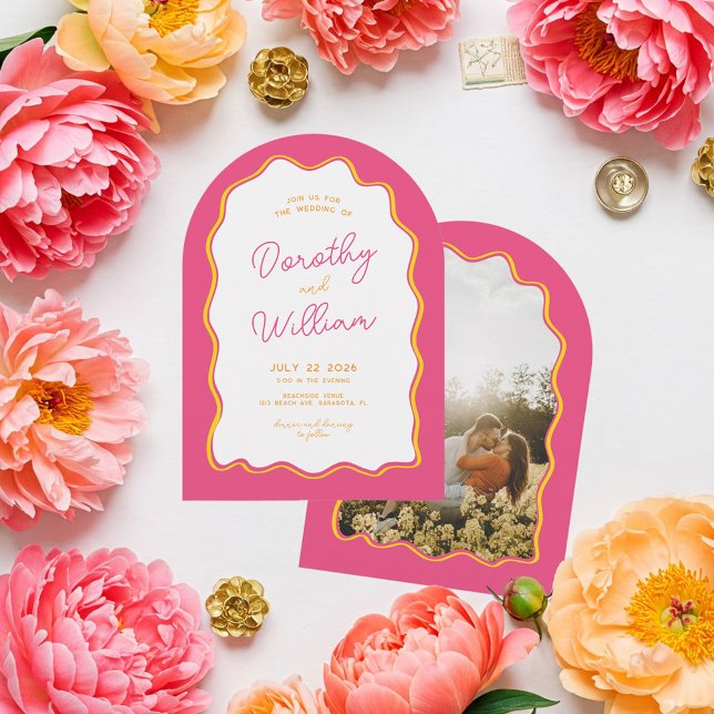 Arch Squiggly Bright and Colorful Wedding Einladung (Quirky and Fun Squiggly Arch Wedding Invitation in pink, orange and yellow color palette.)