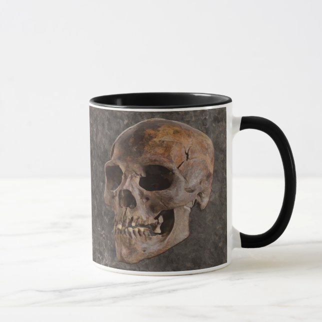 Archäologie II - Skull on Stone-Effekt Hintergrund Tasse (Rechts)