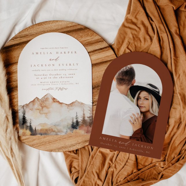 Arched Boho Watercolor Mountain Wedding Einladung (Von Creator hochgeladen)