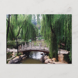 Arched Bridge im friedlichen Park Postkarte