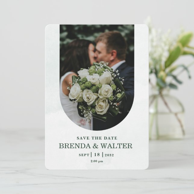 Arched Greenery White Rose Photo Wedding  Einladung (Stehend Vorderseite)