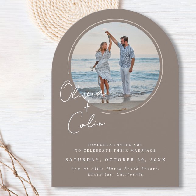Arched Photo Casual Script First Names Wedding Einladung (Arched Round Photo Casual Script First Names Wedding Invitation in Taupe for Coastal Beach Wedding)