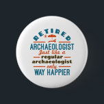 Archeologie-Archäologie Funny Happier Button<br><div class="desc">Dieses lustige,  pensionierte archäologische Design zeigt eine Grafik auf dem Liegestuhl und sagt: "Rätsel-Archäologe wie ein regelmäßiger Archäologe sind nur viel glücklicher." Nehmen Sie sich einen für Männer oder Frauen,  die sich von einem archäologischen Beruf zurückziehen.</div>