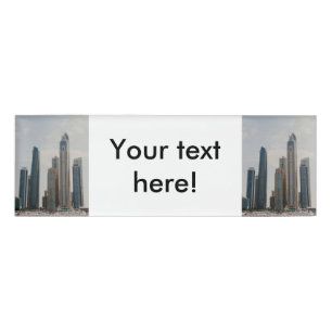 Architektur von Dubai Marina Namenschild