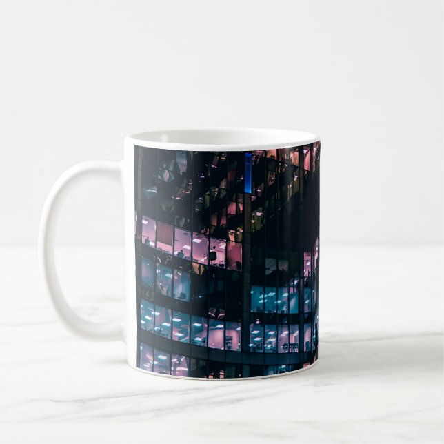 ARCHITEKTURELLE FOTOGRAFIE DES GEBÄUDE MIT MENSCHE KAFFEETASSE (Links)