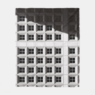 ARCHITEKTURELLE FOTOGRAFIE DES WEISSEN GEBÄUDE FLEECEDECKE